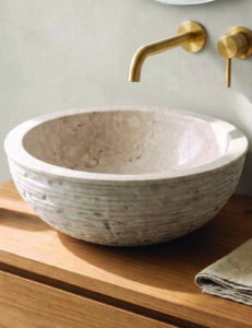 Round vessel basin in travertine with a hand-ribbed outer face and polished rim